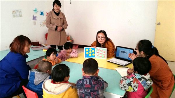 祁艳丽（中）在杨凌福利院给孩子们教英语.jpg