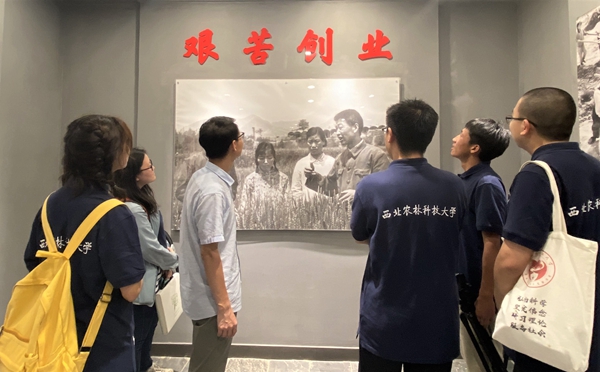 参观袁家村村史馆_副本.jpg
