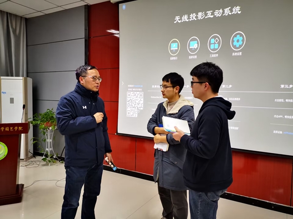 王晓杰教授与学生互动交流_副本.jpg
