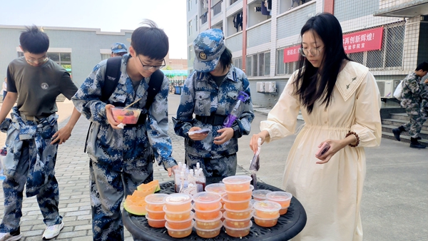 发放酸梅汤_副本.jpg